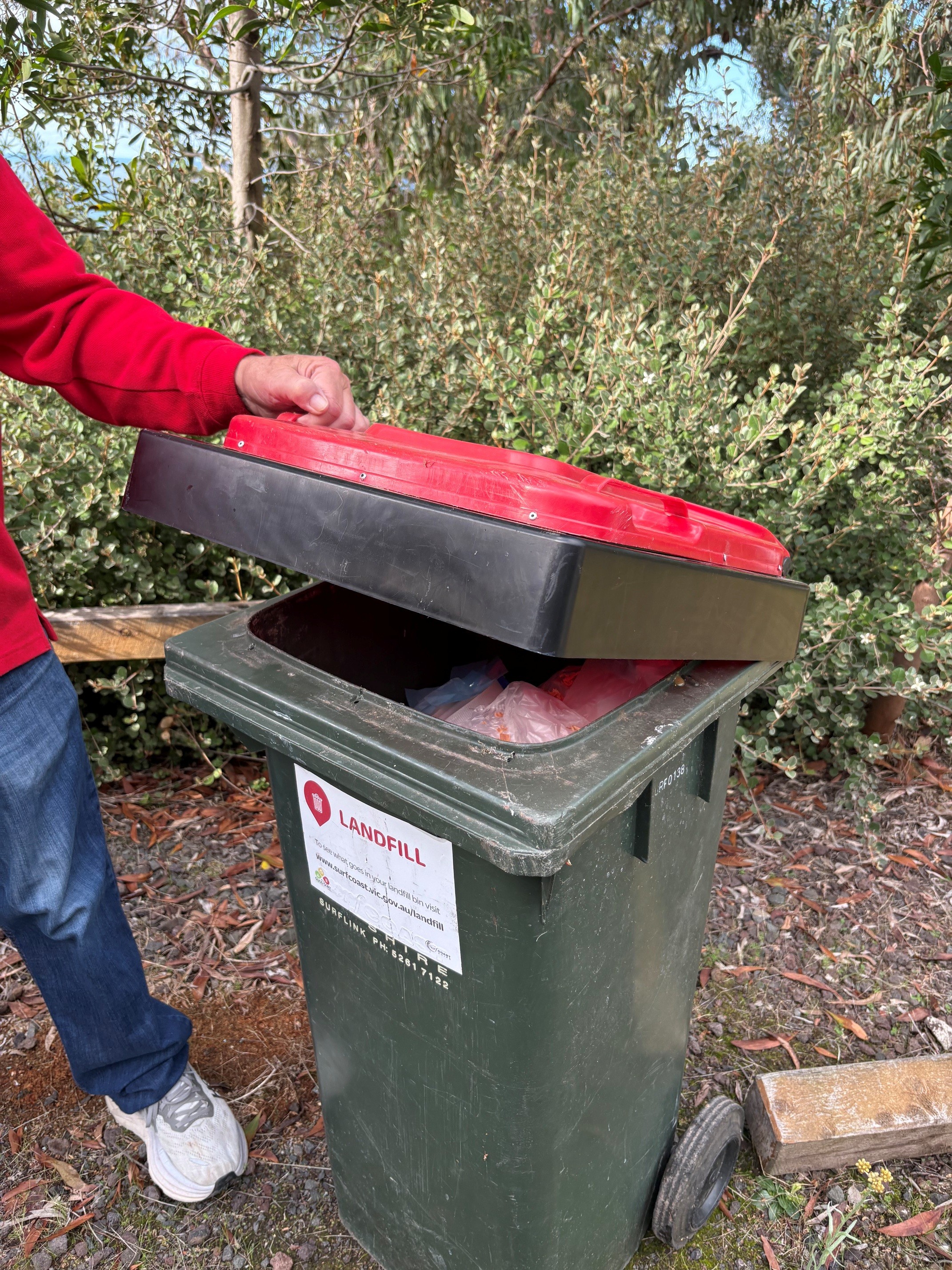 Bin apron device fitted to bin