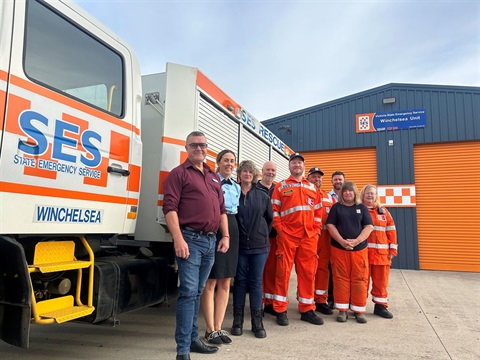 Cr Phelps with local VICSES Winchelsea unit volunteers 2.jpg